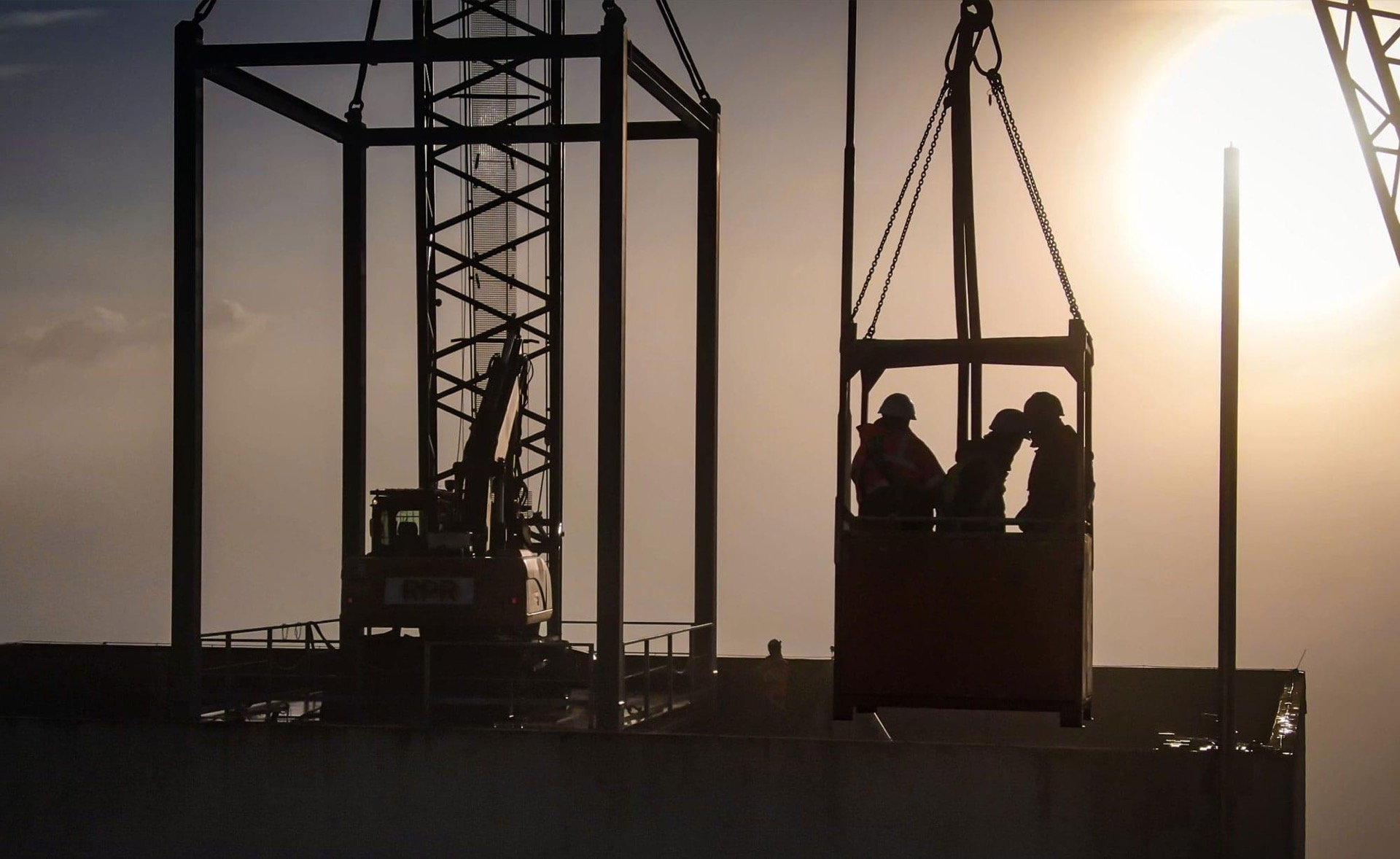 Drohnenaufnahme Baustelle bei Sonnenuntergang